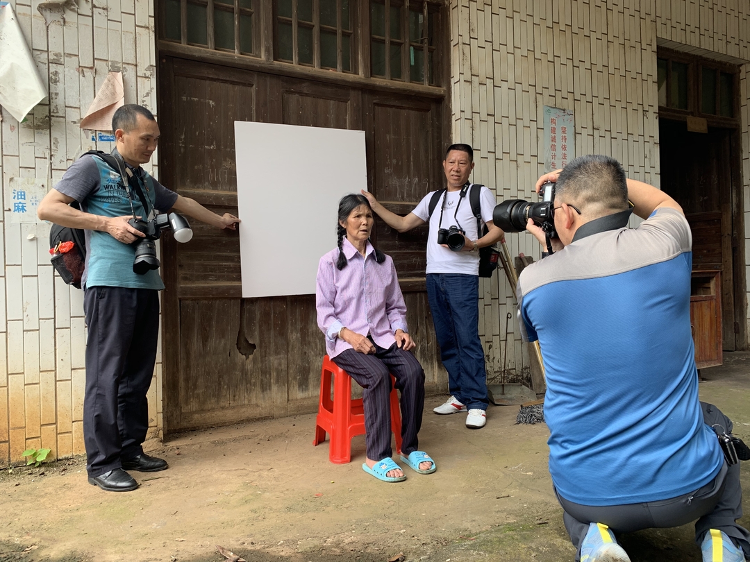 县摄影家协会上门为老人免费拍摄证件照