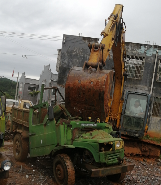 桂阳县雷坪镇：集中整治拆解“僵尸”拖拉机  护航乡村道路安全