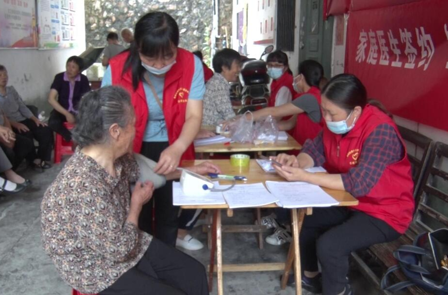 我县开展两病政策“惠民心”送医送药“暖人心”活动