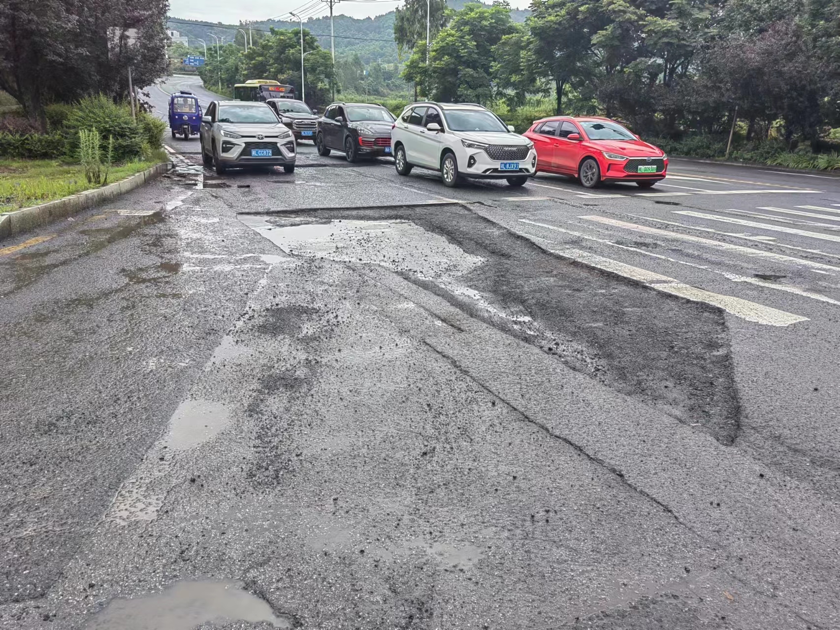 随手拍 | 骏马大道与樟市镇交接的红绿灯路口路面破损，存在极大安全隐患。