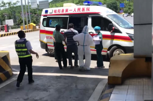 三湘故事丨货车司机高速收费站中暑晕厥 众人合力施救