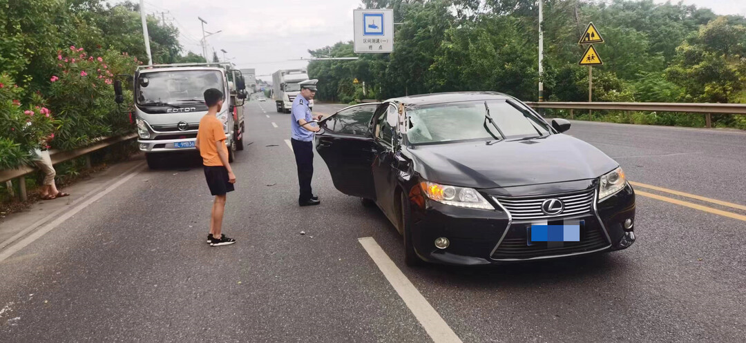 钢条插进副驾驶 桂阳交警路遇紧急救援