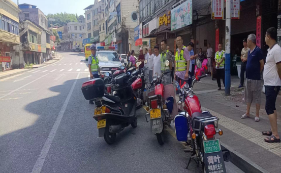 荷叶镇：扎实开展道路交通安全劝导工作