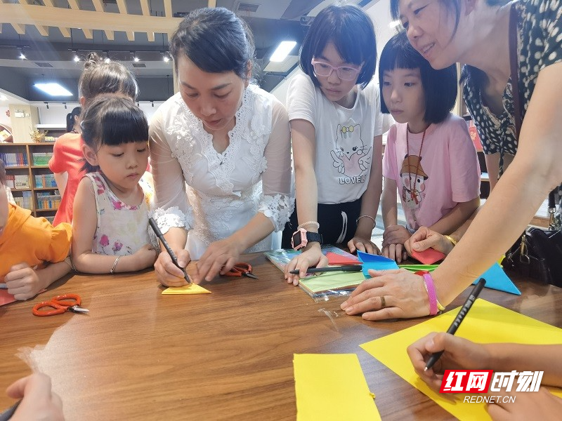 桂阳县新华书店：剪纸庆“七一”