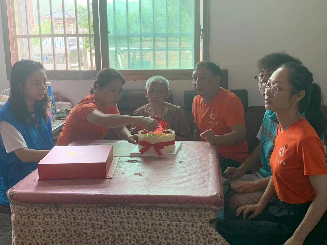 新时代文明实践在桂阳 | 志愿者为抗战老兵过101岁生日 红色基因薪火相传