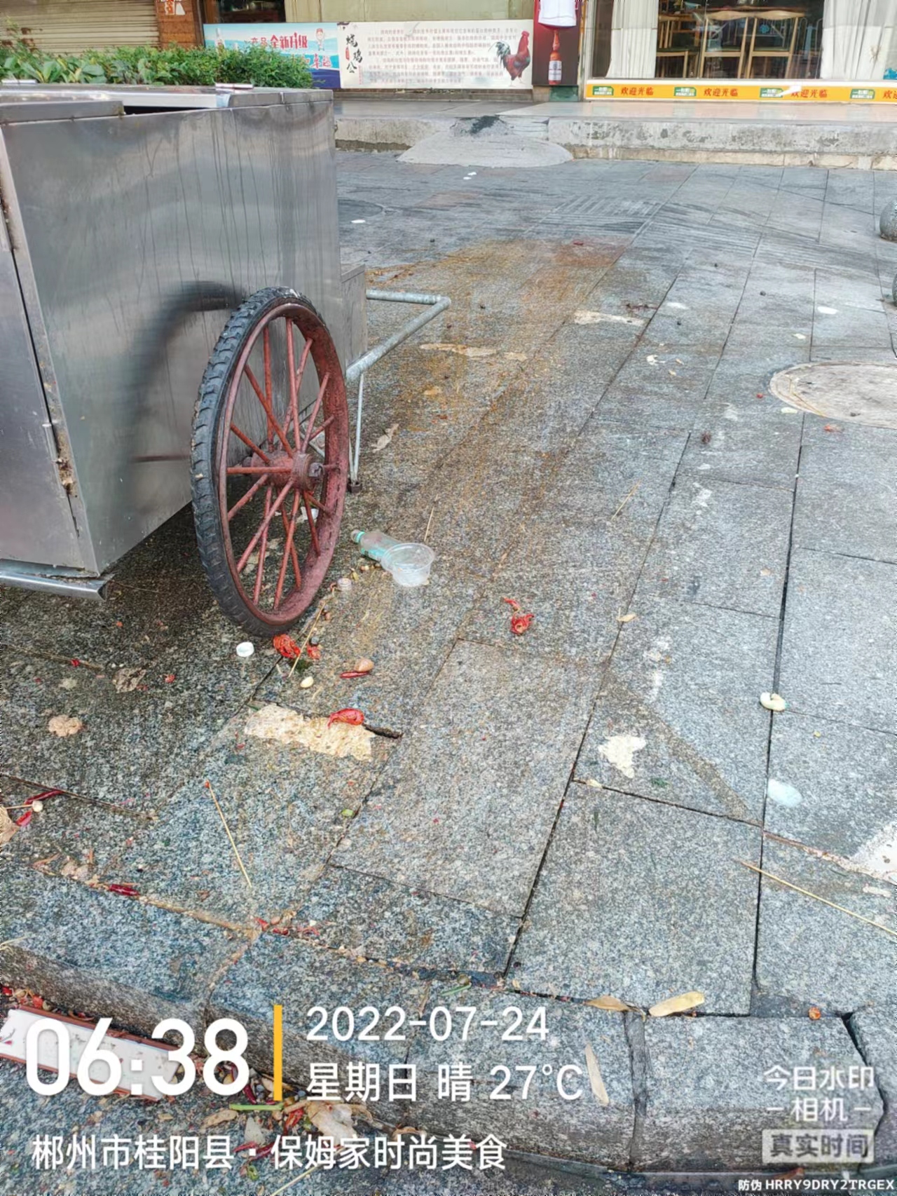 欧阳海路烤匪店每天晚上把厨房垃圾倒在板车周边，造成地面全是油污