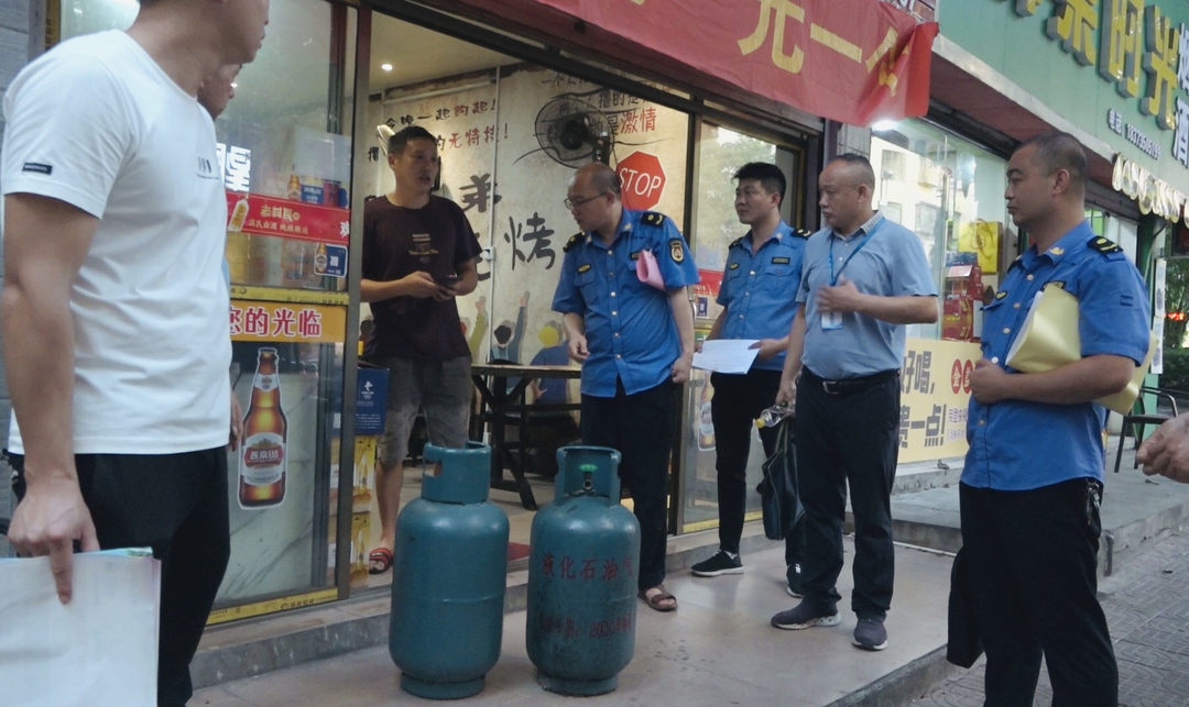 县领导带队开展城区夜宵城餐饮行业燃气安全专项整治联合行动