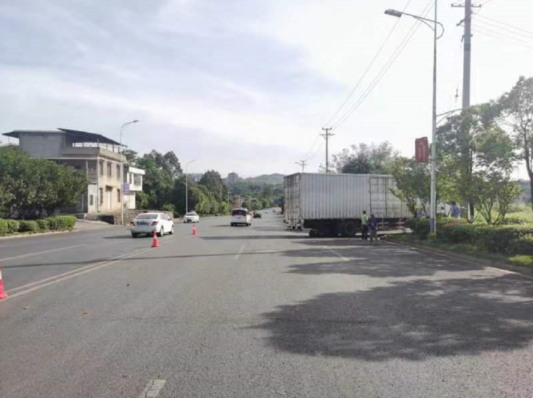 桂阳交警精准拦截 让非法营运车无处遁形
