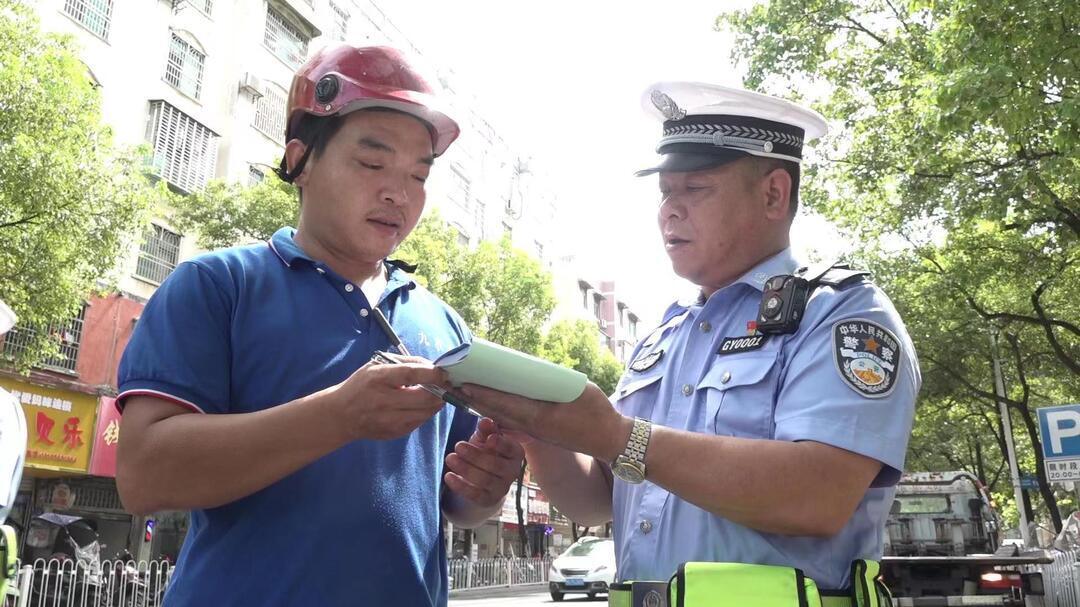桂阳创文在行动：  高温中交警坚守岗位  炎炎夏日的靓丽风“警”线