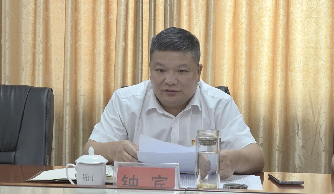 在翡翠公园路口,百合酒店路口等地,钟宾查看了交通状