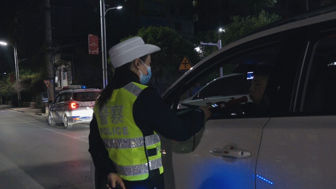 县交警大队开展护航"二十大"交通安全夜查整治行动