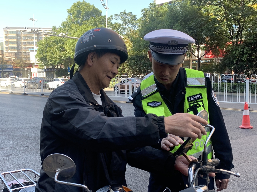 打好打赢“戴帽工程”专项整治攻坚战 | 以案说法：不戴头盔上路，危险！
