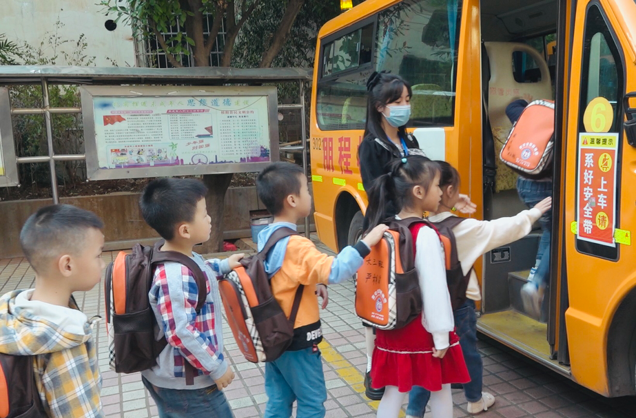 我县推行校车公司化管理   确保学生乘车安全