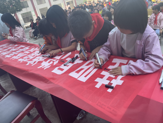 浩塘镇：开展法制教育进校园暨禁毒签名活动