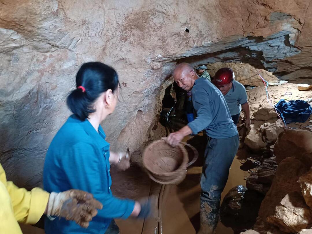 万名干部下基层 排忧解难促发展 | 县委重点工作特派组助力村民抗旱自救