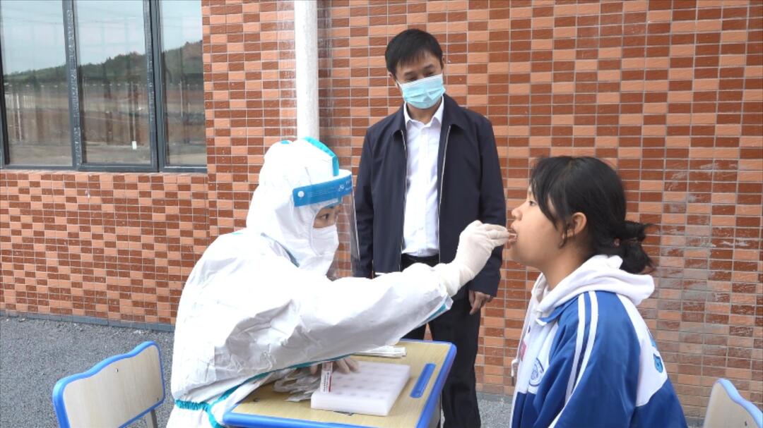 我县开展县城区校园第四轮区域免费核酸检测：高效有序进行  筑牢全民防疫屏障