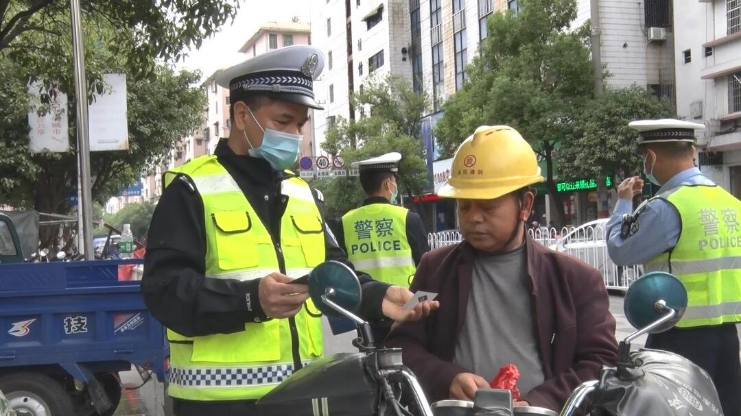 打好打赢“戴帽工程”专项整治攻坚战  县交警大队：持续开展“戴帽工程”整治行动  效果显著