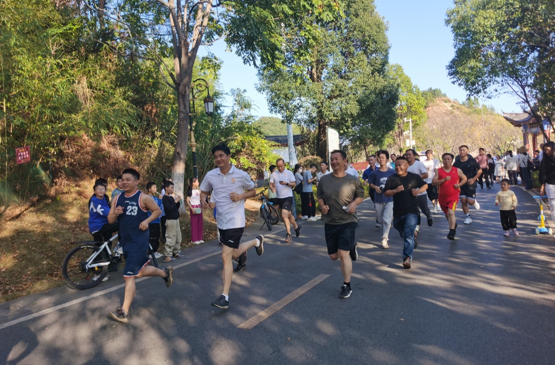 县融媒体中心举办健康跑比赛