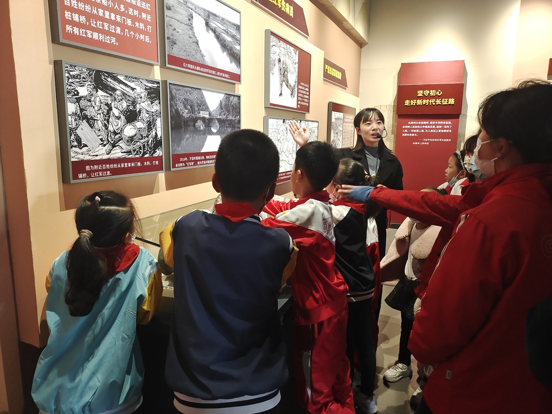 加强未成年人思想道德建设  县公安局关工委开展  “传承红色基因，弘扬爱国精神”红色教育活动