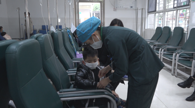 积极应对低温雨雪冰冻天气   温馨提示：寒潮来袭气温骤降 及时添衣谨防感冒