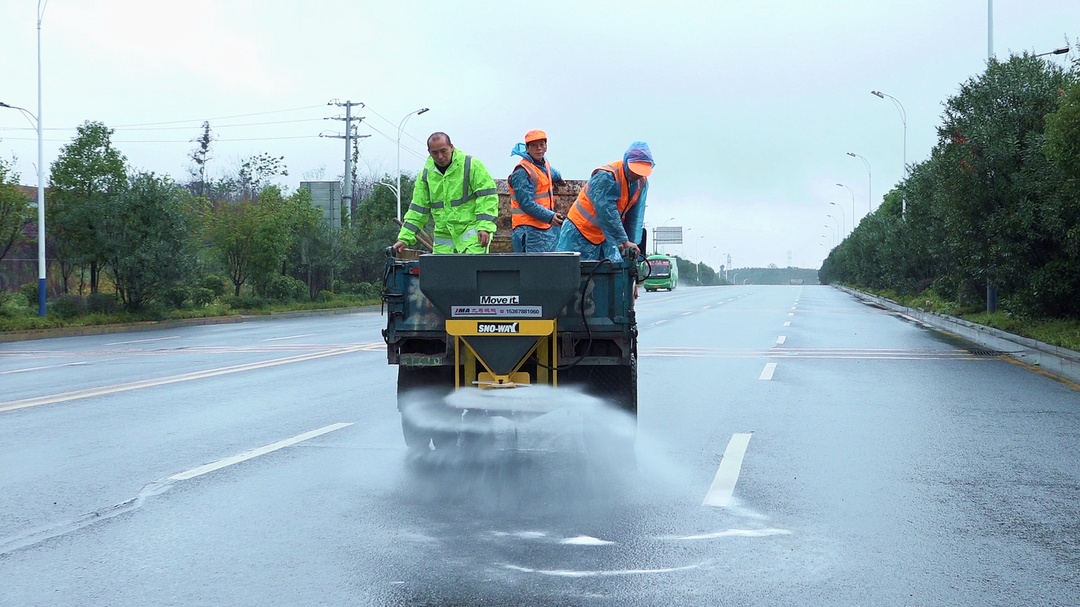 积极应对低温雨雪冰冻天气  县公路部门：撒盐除冰保道路安全畅通