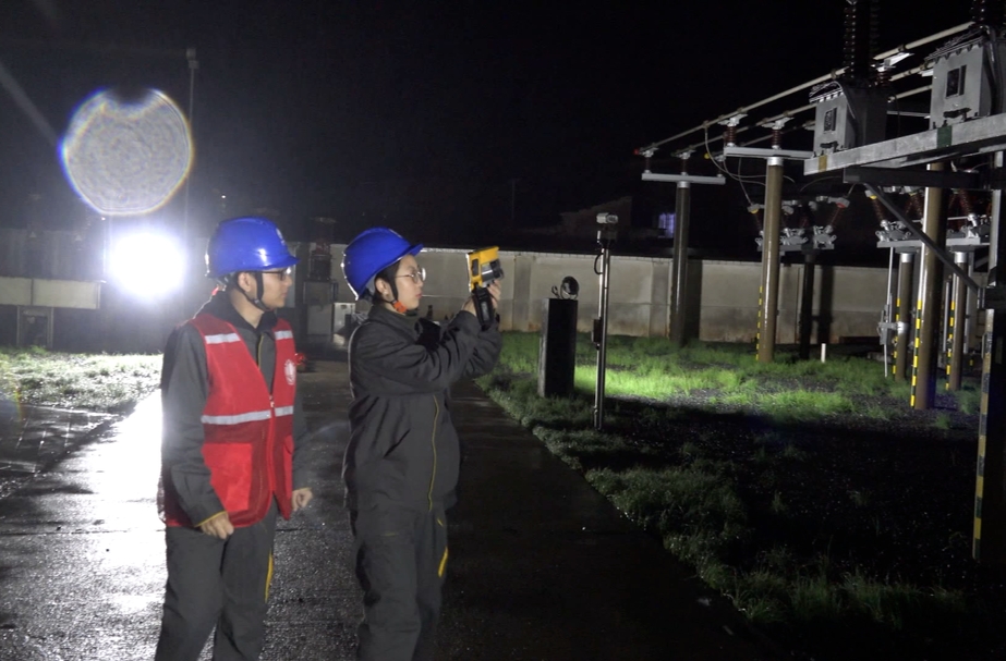 积极应对低温雨雪冰冻天气    国网桂阳县供电公司：迎峰度冬保用电  夜巡“把脉”护安全