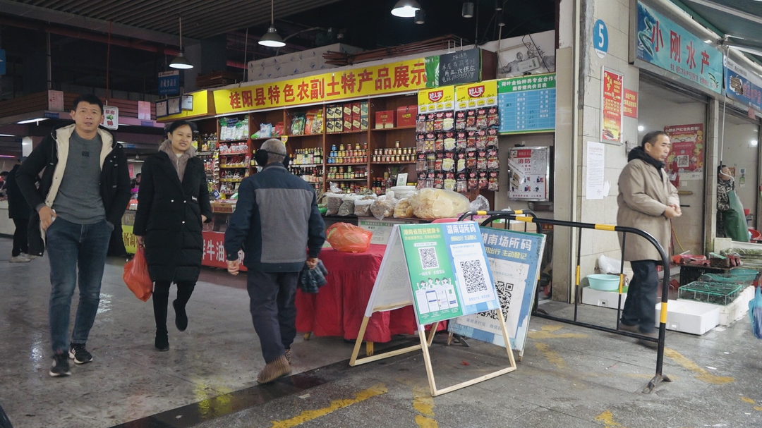 筑牢防疫防控防线：五云观综合市场防疫不严格   不戴口罩轻松进入
