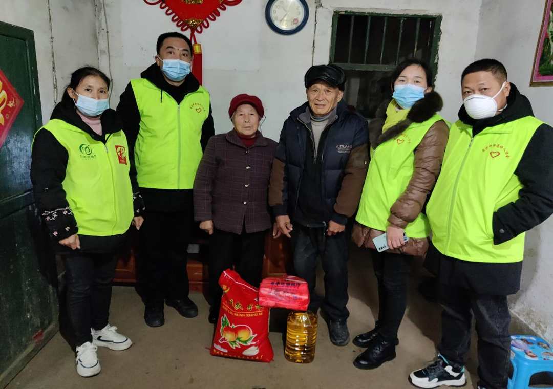 第37个国际志愿者日：桂阳县好人协会开展“慰问送关怀，冬日传温暖”志愿服务活动