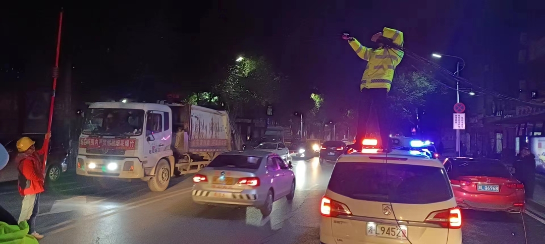 新时代文明实践在桂阳|交警化身“临时电杆” 寒夜托举电缆保畅通