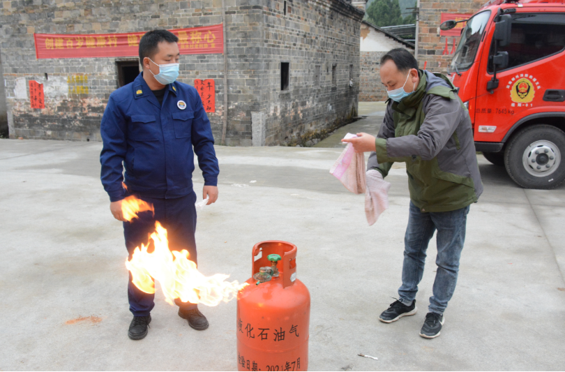 冬防知识送到家  村民齐学“防火经”