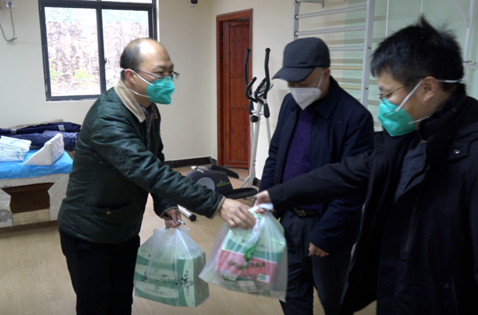 我县向敬老院发放“健康防疫包”