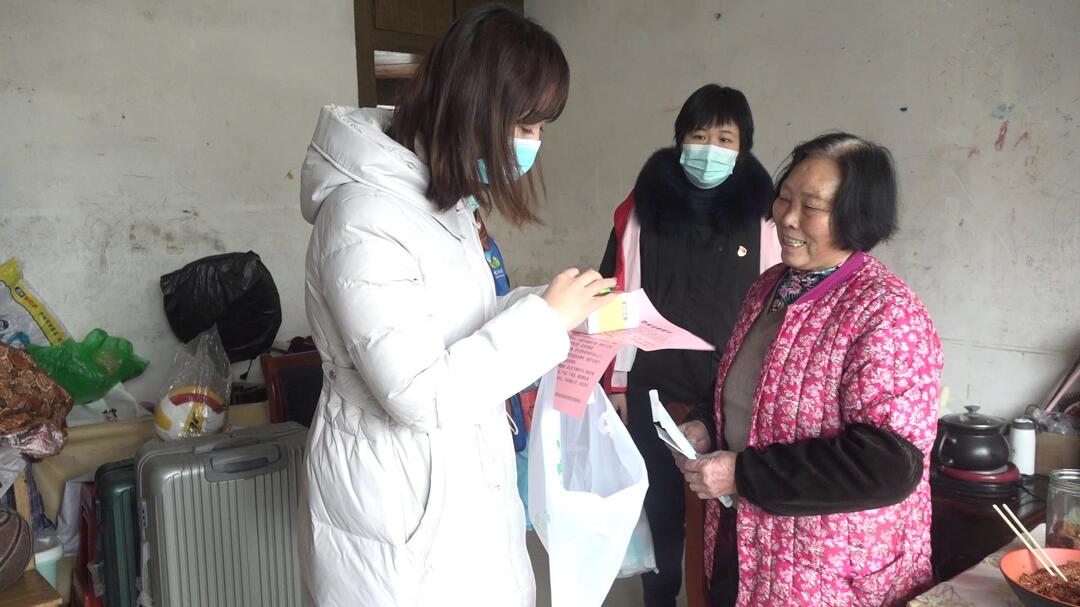 鹿峰街道组织发放“防疫健康包”