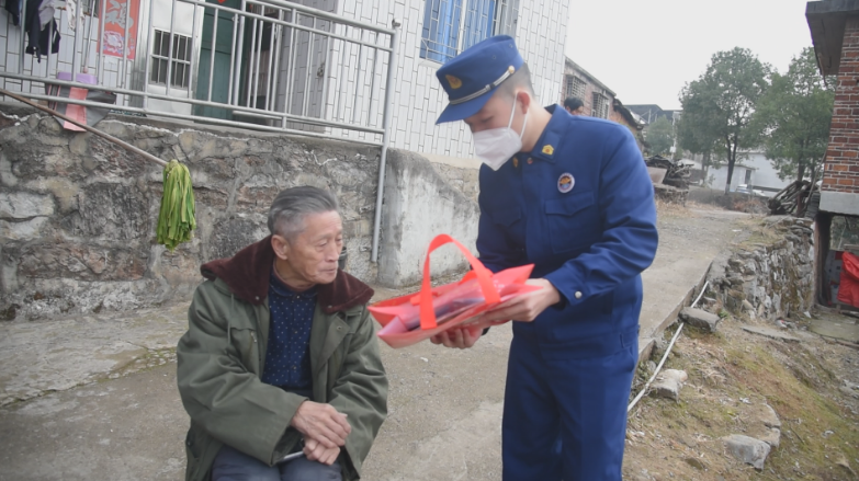 安全生产在线 | 流动“消防课堂”进乡村护春运 为群众送上“平安礼”