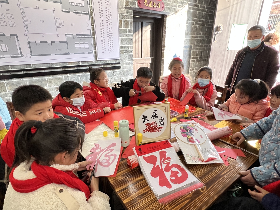 新春走基层 | 翰墨飘香送祝福 大展宏“兔”迎新春