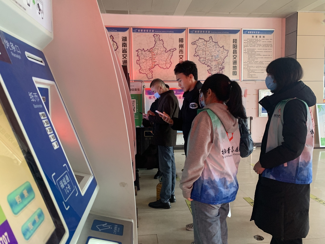 我县开展2023年“情满旅途•暖冬行动”春运志愿服务活动
