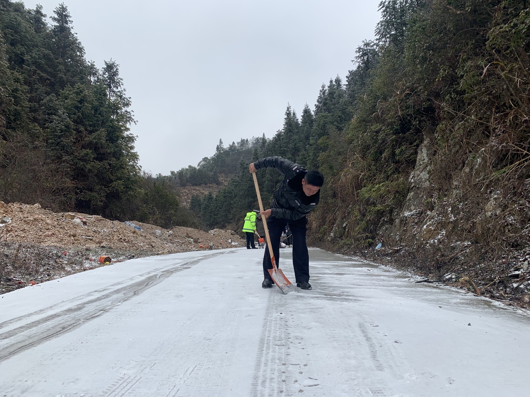 积极应对低温雨雪冰冻天气  | 山区道路结冰   抢险除冰保安全