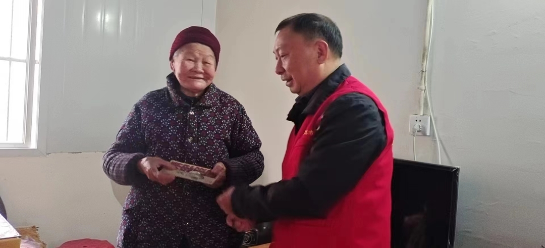 县古郡志愿者协会：连续十年为抗战老兵和老兵遗孀送来“新年礼物”