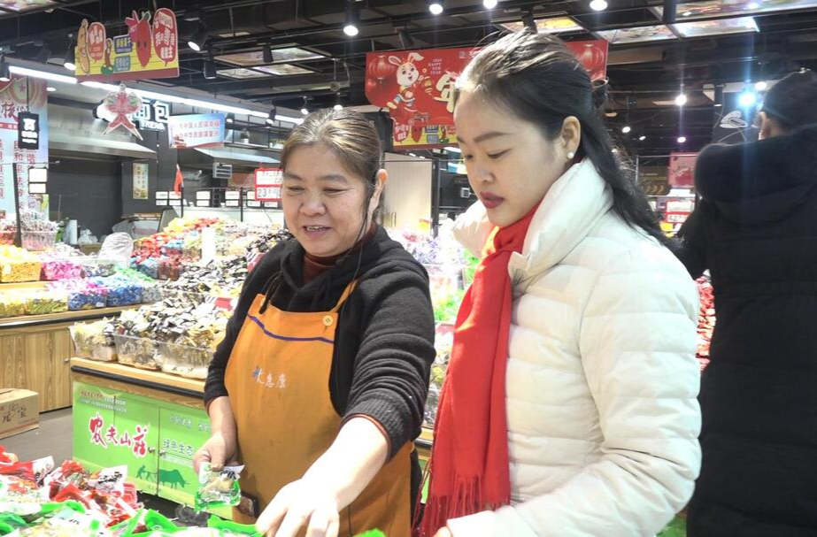 网络中国节丨年货“满仓” 市场购物忙