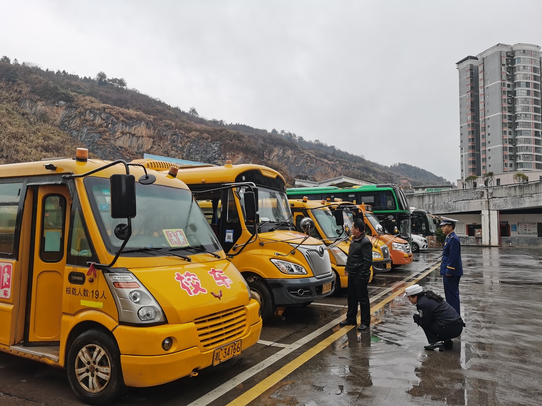 我县对121台校车进行“大体检”  护航师生出行安全