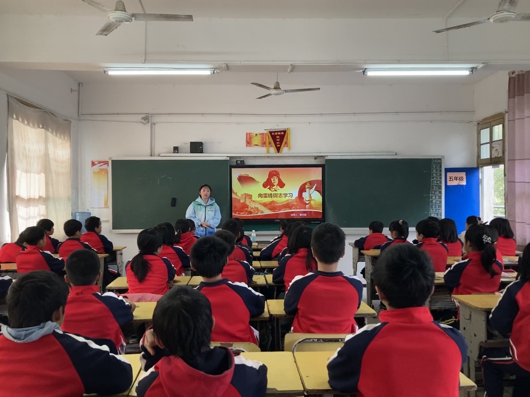 县青年志愿者协会开展雷锋精神宣讲志愿活动