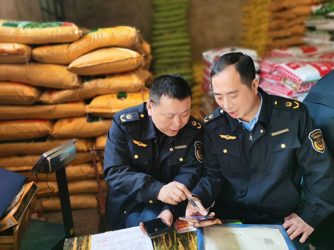 县市场监督管理局开展农资抽检行动