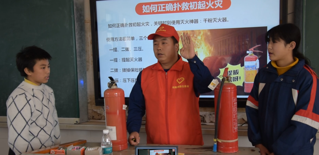 学雷锋 见行动  |  “火焰蓝”学雷锋 “消防服务驿站”惠群众