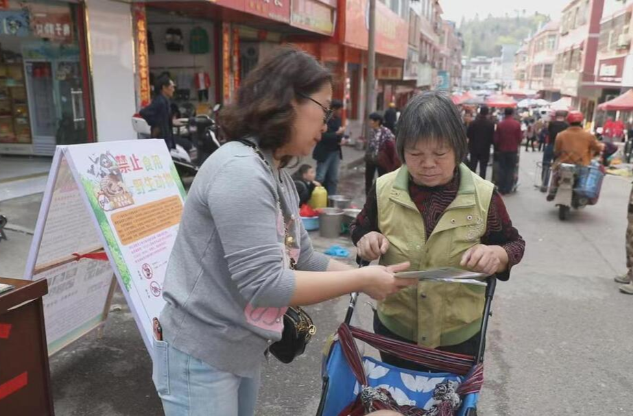 县林业局开展防范、禁食野生毒蘑菇宣传活动