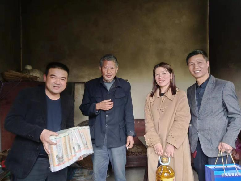 欧阳海镇：学雷锋 为群众 人大代表在行动