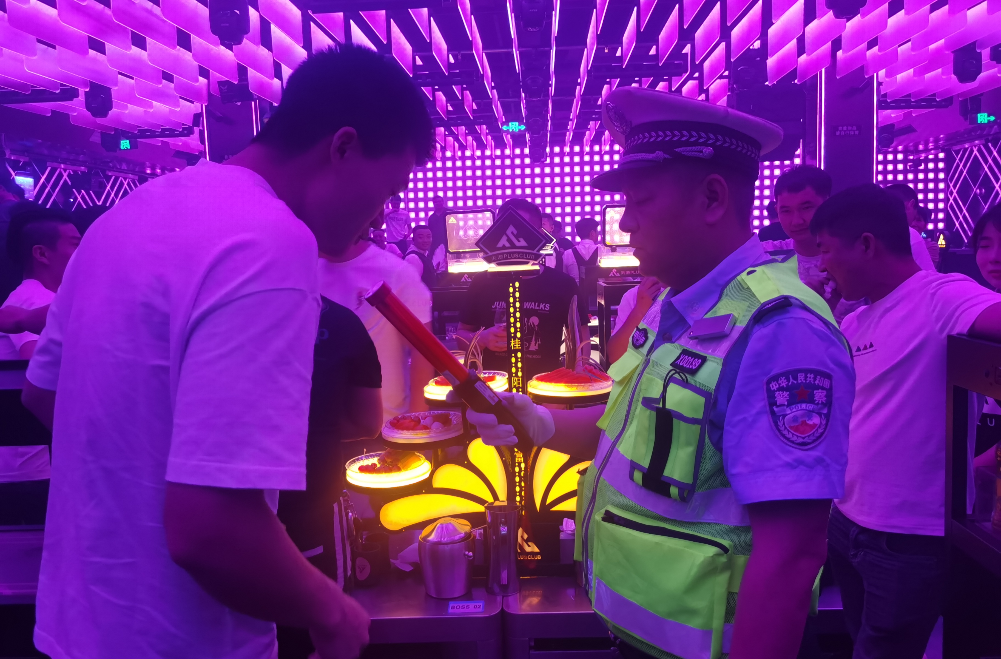 县交警大队开展“文明守法平安出行”交通安全宣传活动