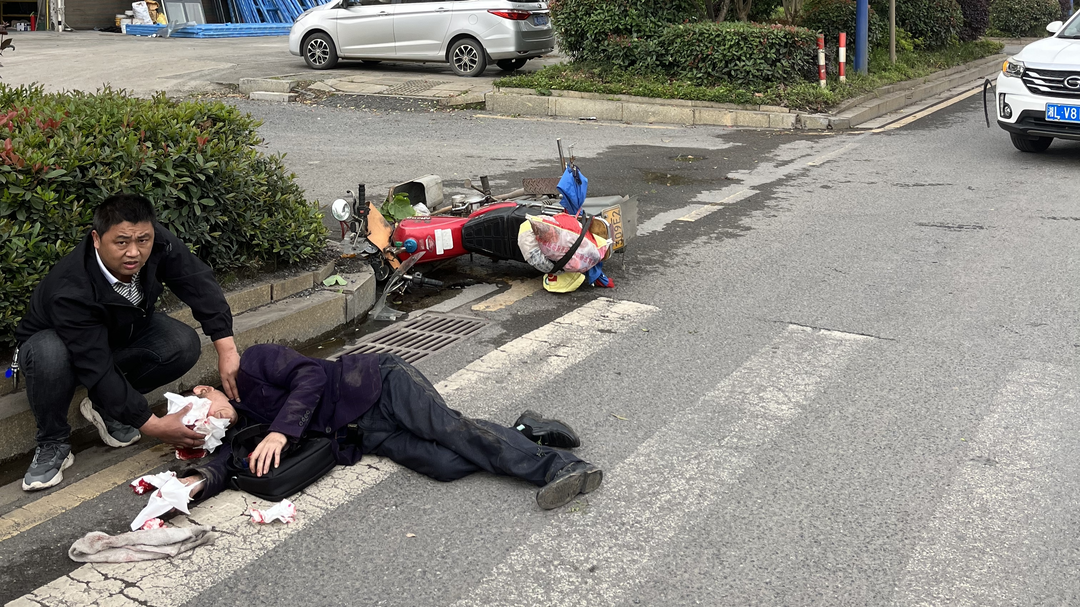 路遇事故伸援手  高新区党员施救显担当