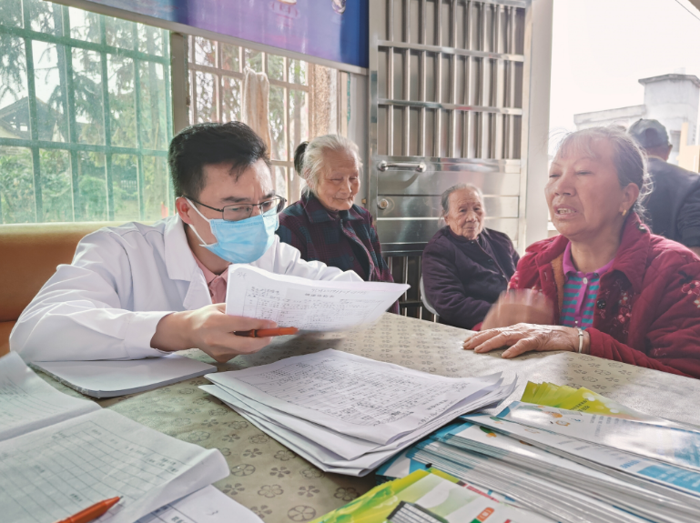 【5·12国际护士节】  桂阳：急救技能大练兵 “一站式”体检进乡村