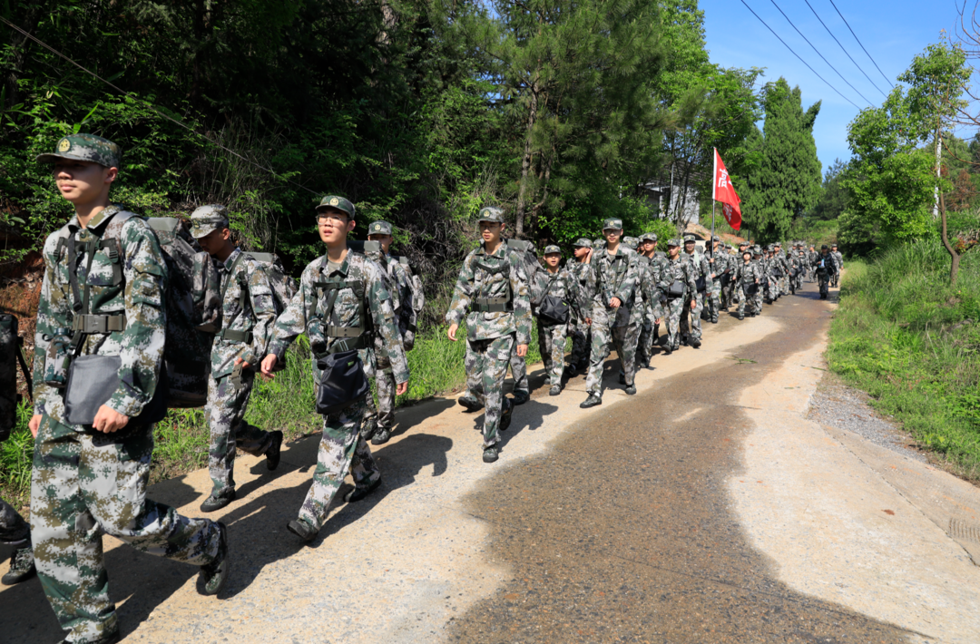 甘甜中学开展夜宿梨山徒步研学活动