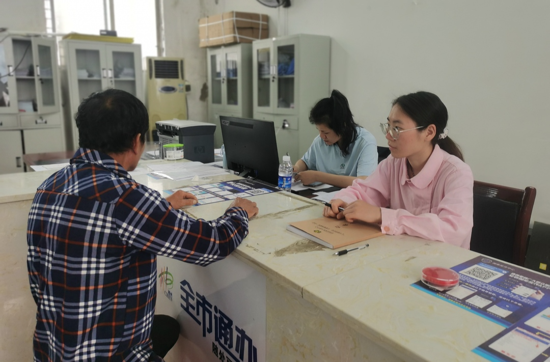 我为群众办实事 | 县残联开展“春雨行动——下乡集中办证”活动