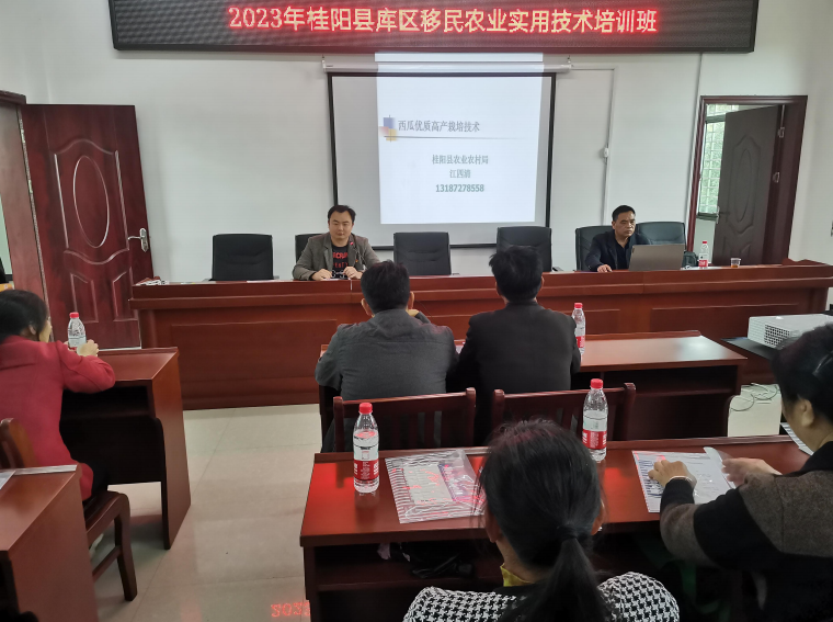 县库区移民事务中心到方元镇开展西瓜栽培技术培训